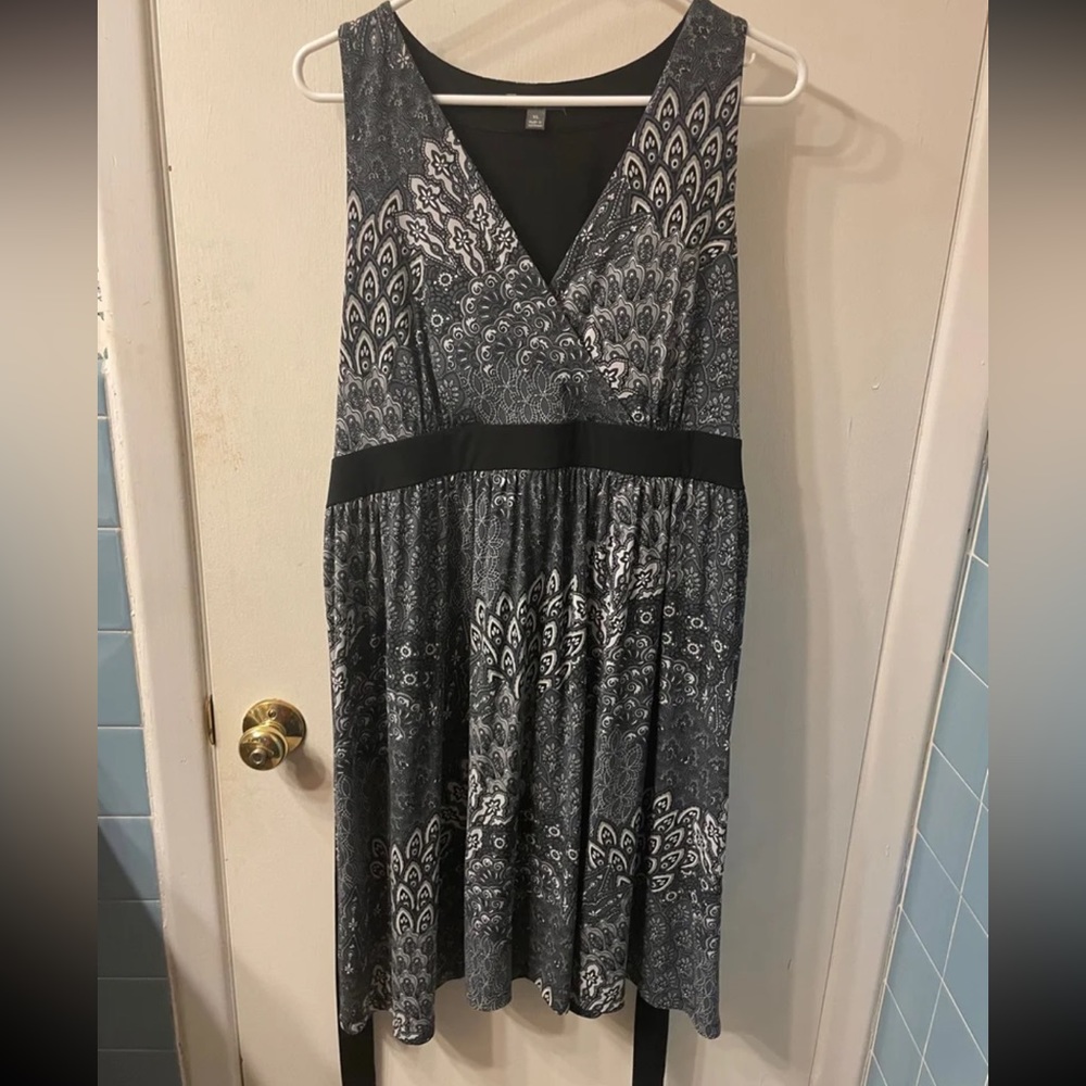 Apt 9 printed sleeveless dress with tie in the back; size XL